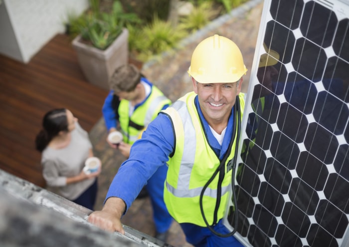 iStock-169270315 rabais et crédits d'impôt technicien installateur de panneaux solaires.jpg