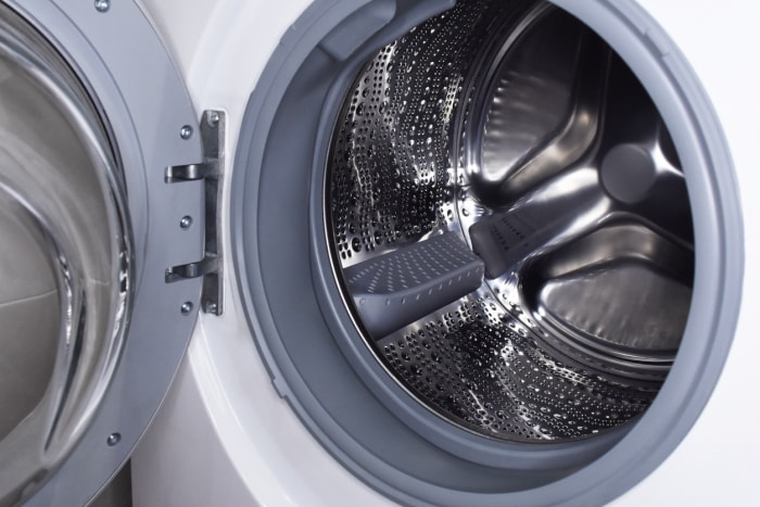 Lave-linge à chargement frontal dont la porte est ouverte pour révéler un tambour propre à l'intérieur