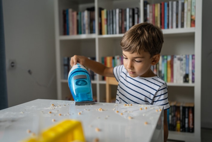 iStock-1424410473 résolutions de nettoyage jeune enfant passant l'aspirateur dans la salle de jeux.jpg