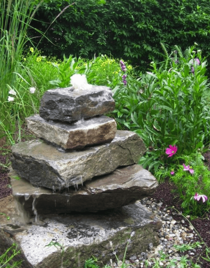 fontaine en pierres empilées