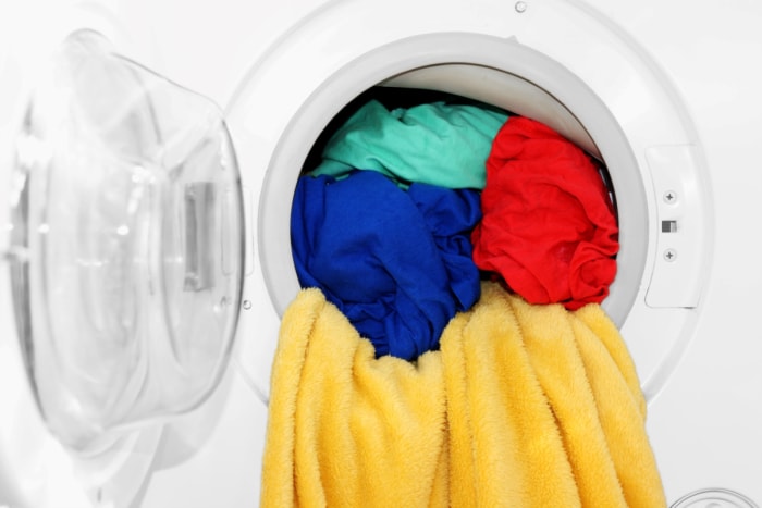 Du linge coloré déborde de la machine à laver