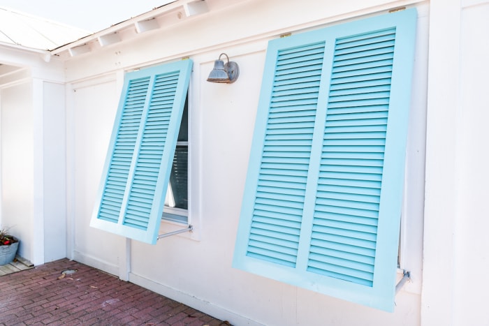 volets anti-ouragan bleus installés à l'extérieur de la maison