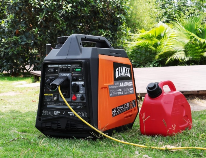 Un générateur portable à inverseur est utilisé à côté d'un bidon d'essence rouge.