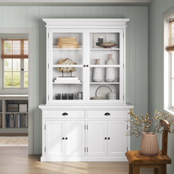 Armoire en porcelaine blanche avec des objets décoratifs sur des étagères