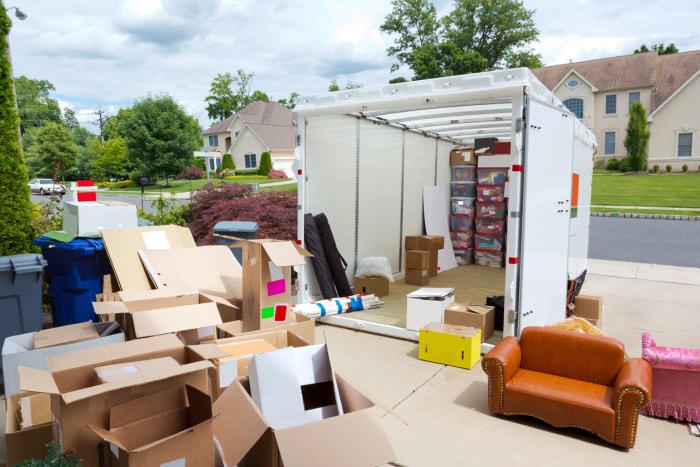 iStock-175486877 Conteneur de déménagement ou unité de stockage portable en location dans un camion en cours d'emballage