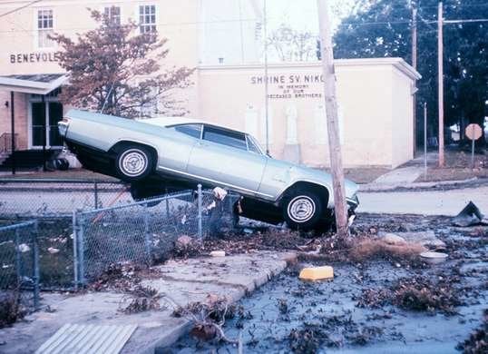 Voiture sur une clôture suite à l'ouragan Camille