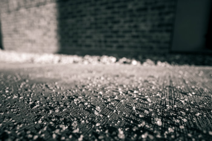 Déglacer le trottoir en béton.