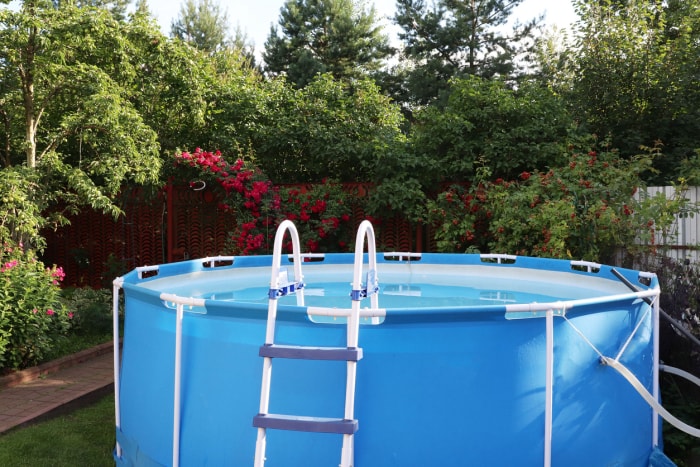 Piscine bleue à la campagne