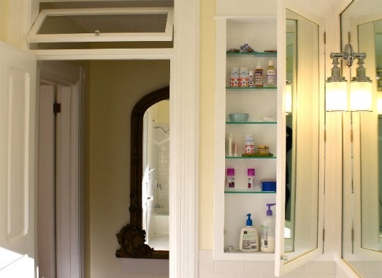 Une salle de bain ennuyeuse ? 7 astuces pour une vieille armoire à pharmacie