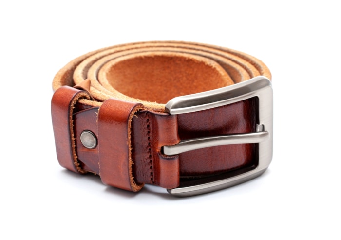 Ceinture en cuir enroulée.