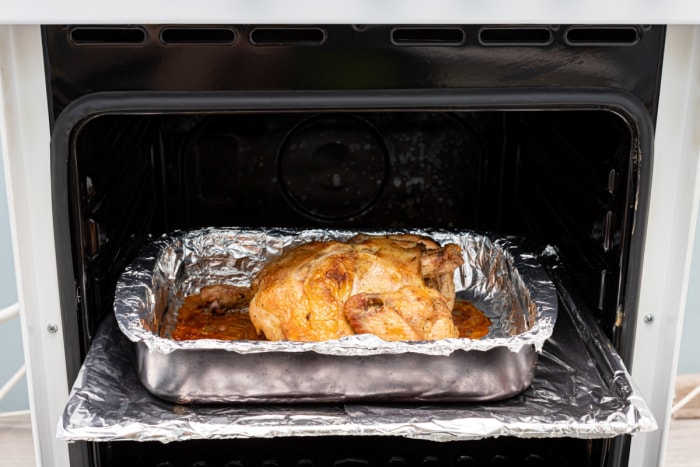 Tapisser la grille du four avec du papier d'aluminium sous le plat de poulet