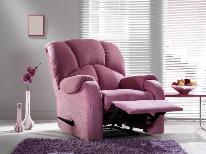 Le meilleur fauteuil inclinable pour dormir option inclinée dans un salon rose et violet