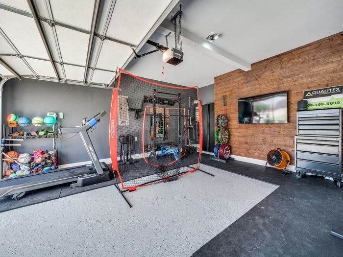 Garage transformé en salle de sport