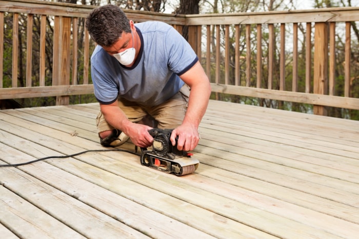 iStock-493608727 ponçage de terrasse en composite ou en bois planches de terrasse en bois