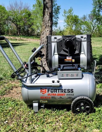 Le compresseur d'air Harbor Freight Fortress, très portable, photographié à l'extérieur, près d'un arbre.