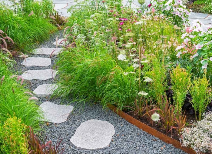 14 façons de faire paraître votre petit jardin plus grand