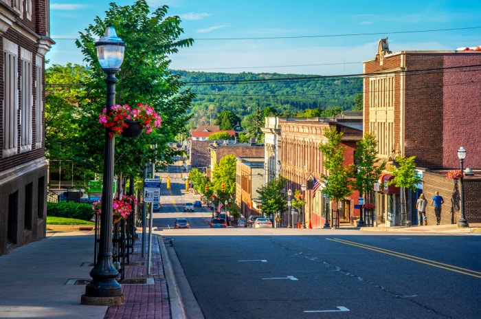 vue du centre ville de marquette Michigan avec forêt et arbres en arrière plan