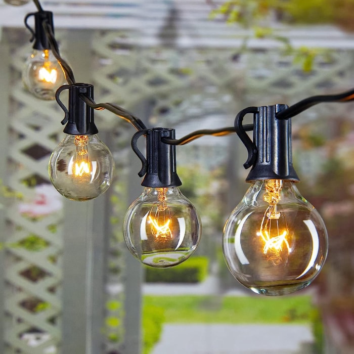 gros plan sur les ampoules des guirlandes lumineuses dans le jardin