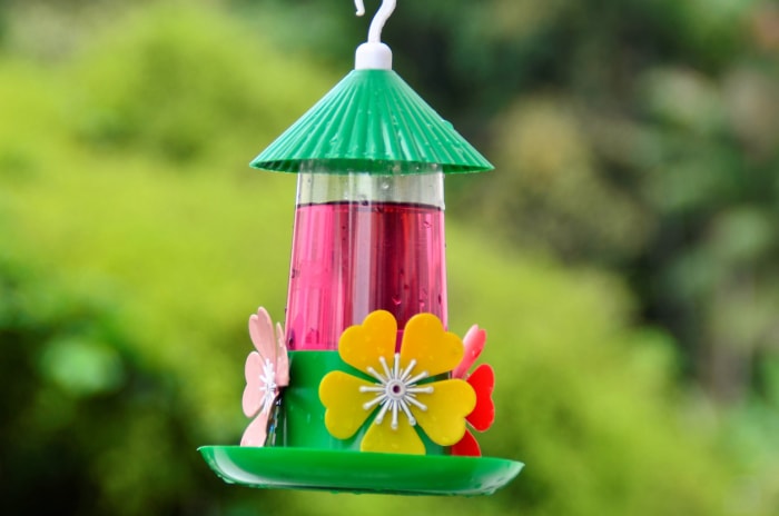 Une belle fontaine à boire colorée en forme de colibri