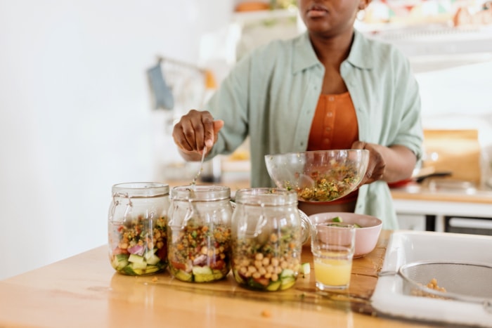 Femme préparant à l'avance un repas nutritif et appétissant.