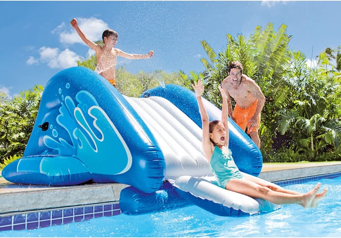 Un groupe d'enfants s'amusant sur la meilleure option de toboggan pour piscine creusée