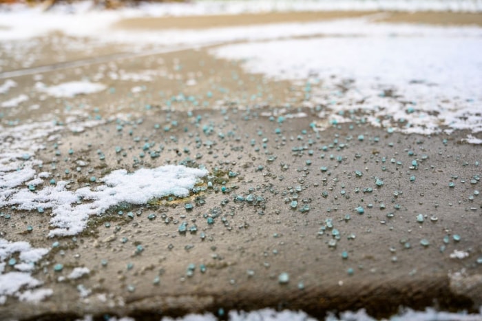 comment enlever la neige d'une allée sans pelle - sel d'allée