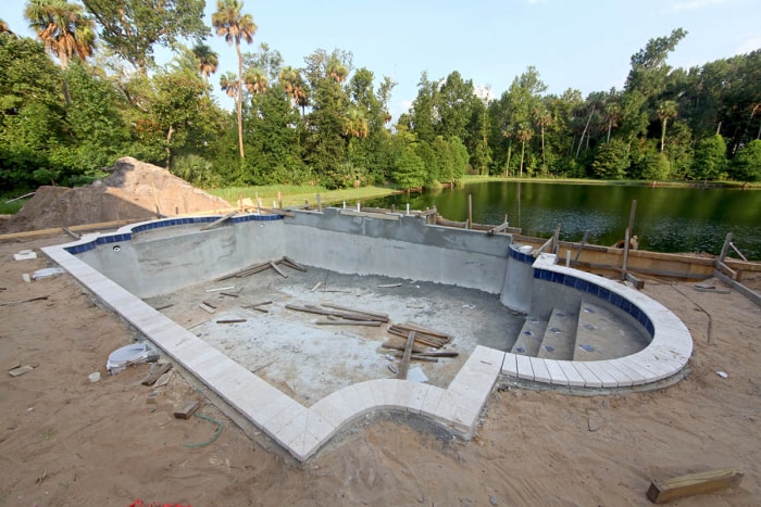 Comment construire une piscine en ajoutant la touche finale