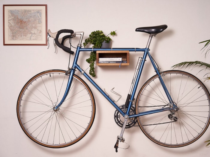 Idées de décoration murale Etsy Support à vélo en bois avec fleurs sur le dessus faisant également office d'étagère