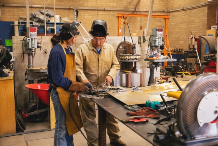 Deux soudeurs dans un atelier.