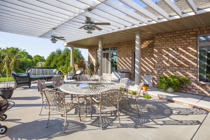 Terrasse ensoleillée sous pergola