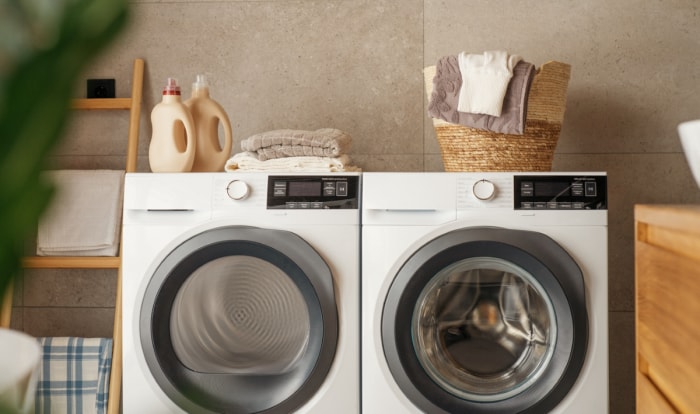 ne jamais brancher sur une multiprise - lave-linge et sèche-linge blancs