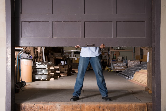 comment ouvrir une porte de garage sans courant