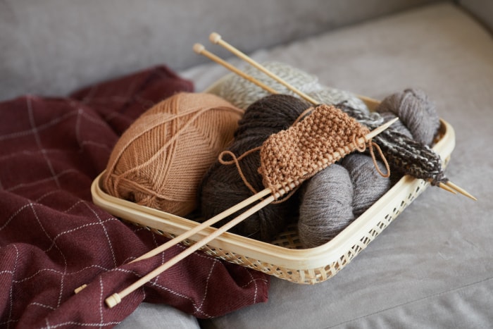 comment tricoter pour les débutants - panier de fournitures de tricot