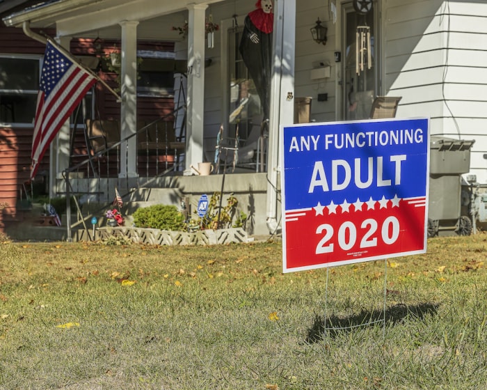 Panneau politique « Tout adulte » dans la cour