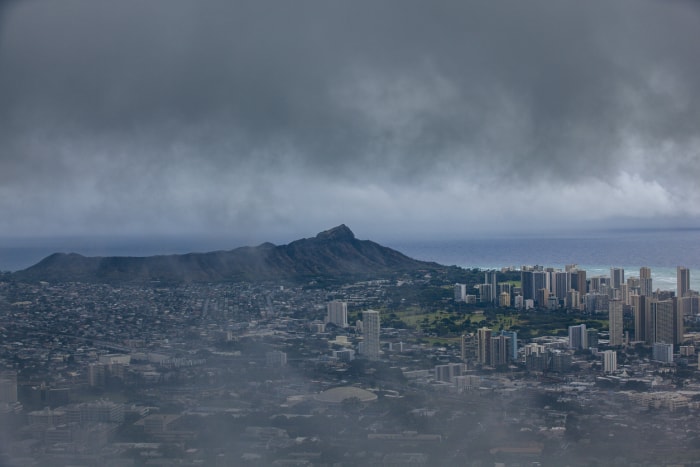 cratère de Diamond Head sous un paysage nuageux