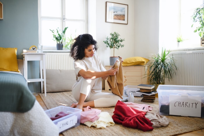 iStock-1304554687 à faire en janvier Une femme trie sa garde-robe pour la garder et la charité.jpg