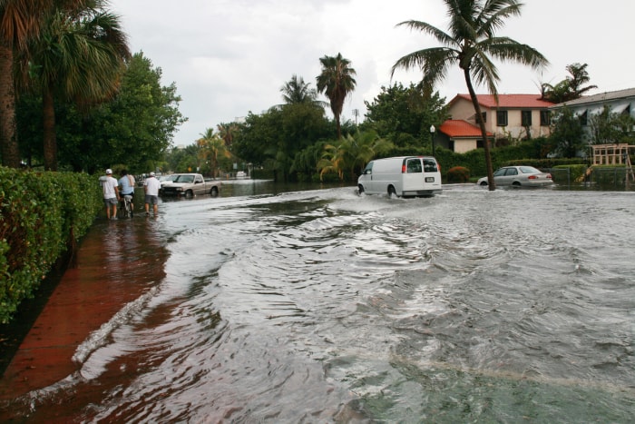 iStock-471606593 ordre d'évacuation en marchant sur la plage inondée de Miami