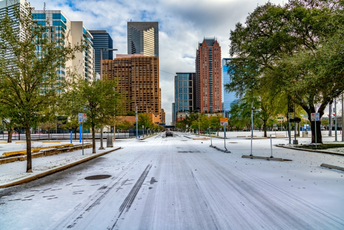 Les rues presque désertes du centre-ville de Houston alors que la tempête hivernale Uri déclenche des températures froides record dans le sud-est du Texas.