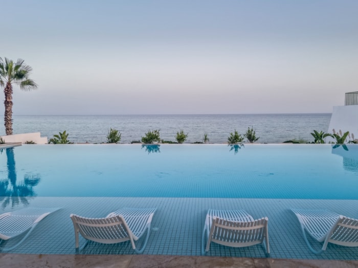 Piscine à débordement avec vue sur la mer.