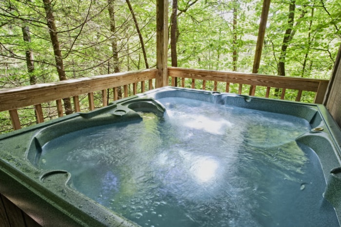 bain à remous sur une terrasse