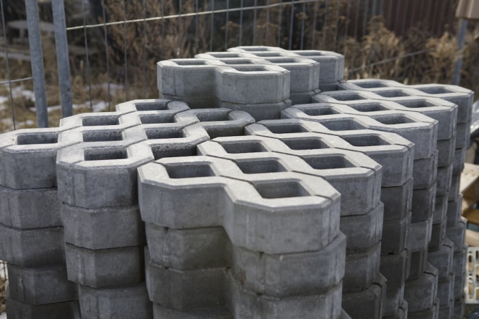 Une pile de pavés d'allée en béton perméable en attente d'installation