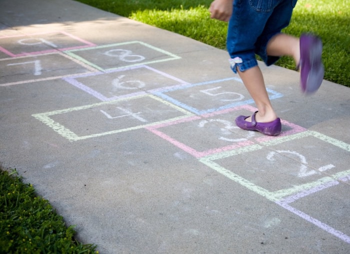 Divertissez toute la famille à la maison avec 10 jeux de pelouse à faire soi-même