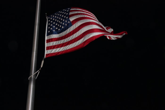 Drapeau américain flottant dans un ciel nocturne noir