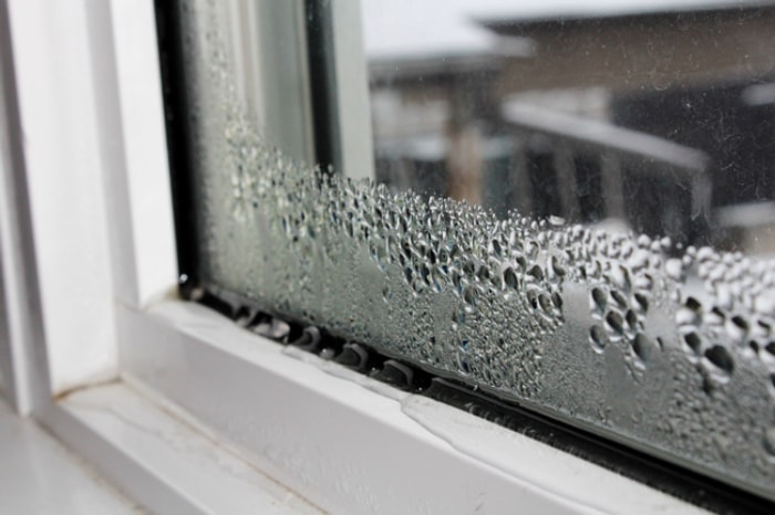 condensation sur les fenêtres à l'intérieur de la maison