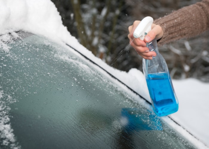 Des choses que vous pouvez utiliser lorsque vous n'avez pas de grattoir à glace - pulvérisation manuelle sur pare-brise gelé