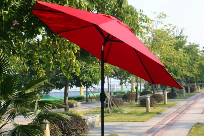 Des trouvailles économiques pour votre jardin et votre terrasse Parapluie de terrasse