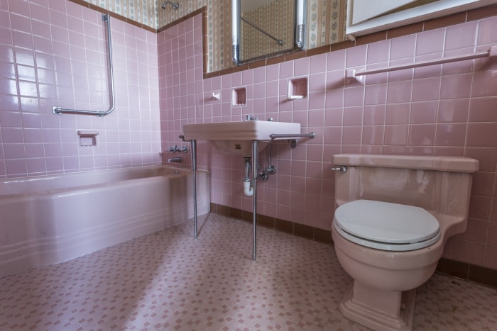 Salle de bain rose fantaisie dans une maison classique