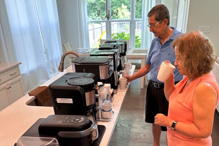 Un couple teste le café préparé par une gamme des meilleures cafetières doubles.