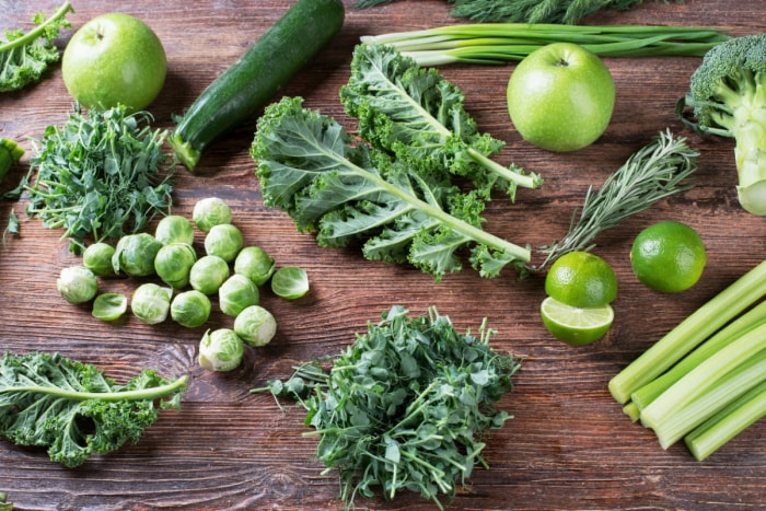 Légumes verts frais sur fond de bois.