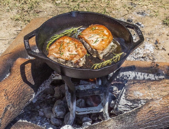 Transformez votre feu de camp en gril avec ce kit et ce support de cuisson en fonte de Hot Accessories.